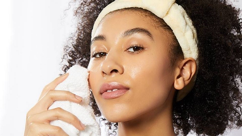 Skin Care Routine: चमकदार स्किन मिळवण्यासाठी सकाळी 'या' रुटीनला फॉलो करा