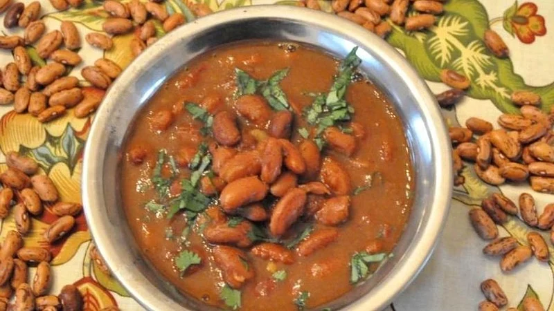 शिल्लक राहिलेल्या राजमाला फेकून देऊ नका त्यापासून बनवा स्वादिष्ट पदार्थ