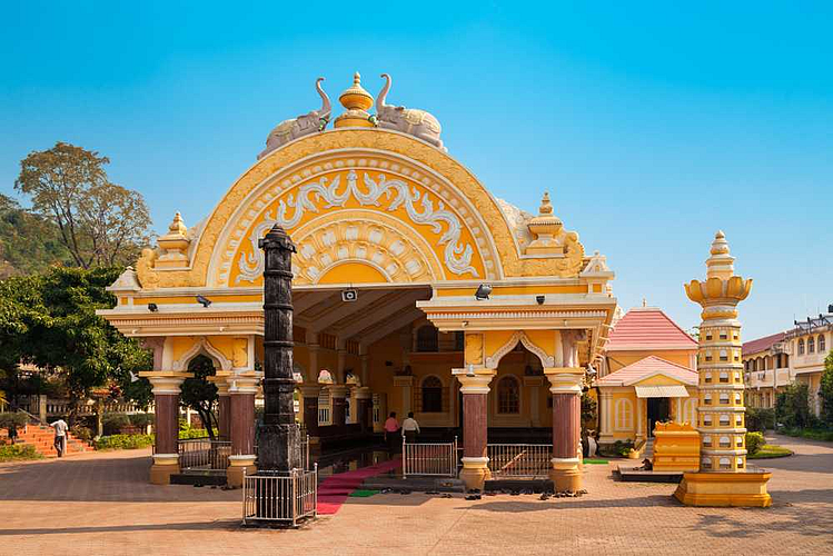 गोव्यात सुट्टी एन्जाॅय करताय ! या मंदिरांना आवश्य भट द्या