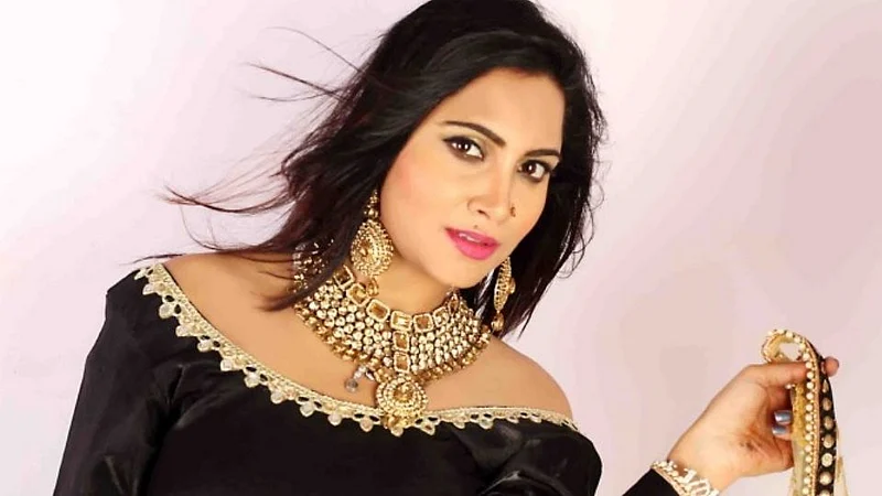 Fan kisses bigg boss fame arshi khan without consent at Mumbai airport