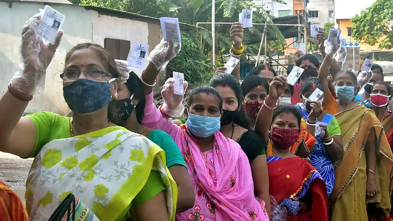 मंगळवारी बंगालमध्ये एका दिवसात कोरोनाचे सुमारे 10 हजार नवीन प्रकरणे नोंदवण्यात आले. यामध्ये 46 जणांचा मृत्यू झाला आहे.