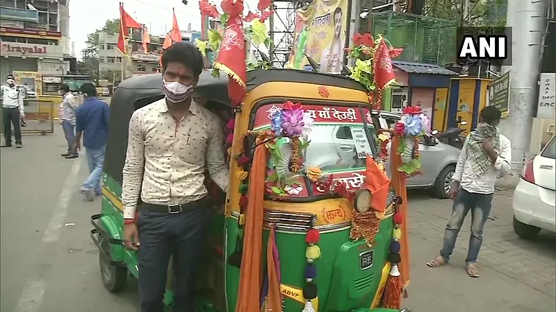 कोरोनाग्रस्तांना रुग्णालयापर्यंत पोहोचवणारा देवमाणूस!