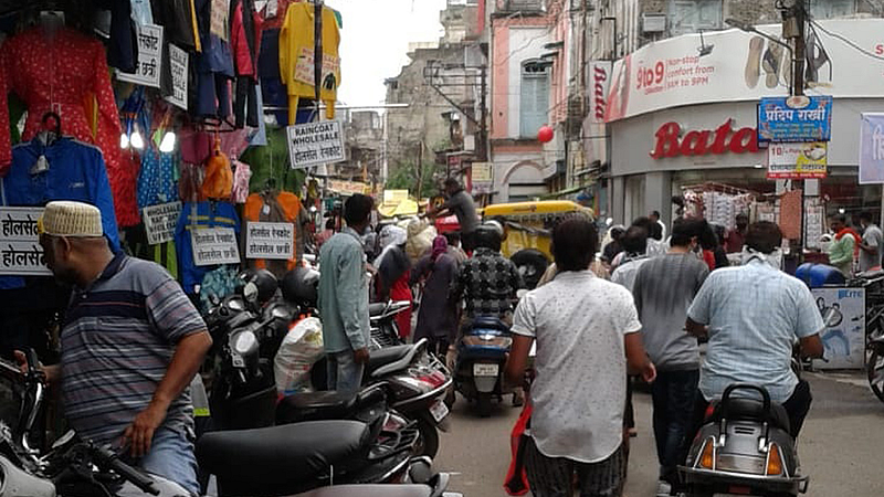 'अत्यावश्यक' च्या बहाण्याने बाजारात प्रचंड गर्दी; कडक निर्बंधातही विनाकारण फिरणारे बेफिकीरच