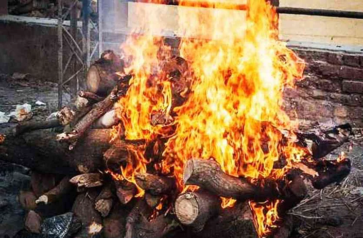 त्यांनी आयुष्यभर पाळलं एकमेकांना दिलेलं वचन; एकाच सरणावर दाम्पत्याला अग्नी