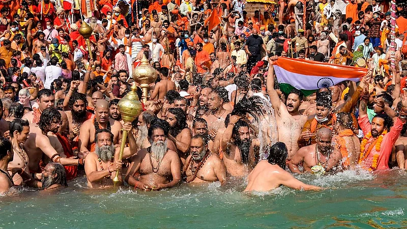 कोरोना संकटादरम्यान यावेळी कुंभमेळ्यातील आयोजन कालावधीत कपात करण्यात आली आहे.