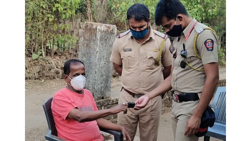 नागरिकांच्या 'आरोग्या'साठी खाकी आली धावून; पोलिसांनी वेळासला घेतलं 'दत्तक'!
