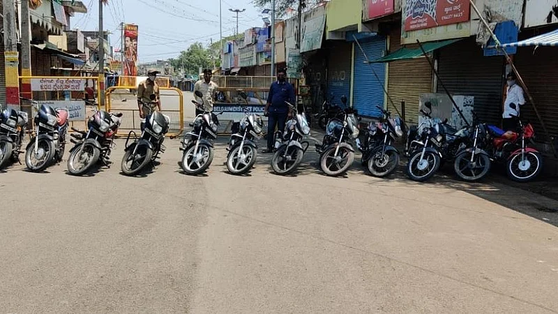 कुडचीत विनाकारण फिरणाऱ्यांवर कारवाई; 30 दुचाकी जप्त