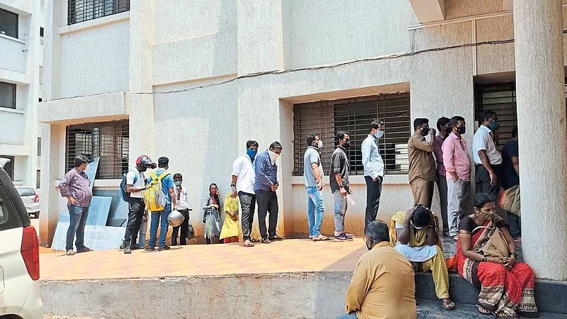 रत्नागिरीत तीस केंद्रावर तीनच दिवस पुरेल इतका साठा