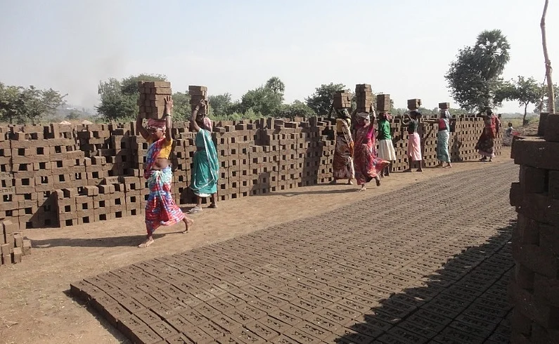 बाळापूर तालुक्यात विनापरवाना सुरू आहेत विटभट्ट्या
