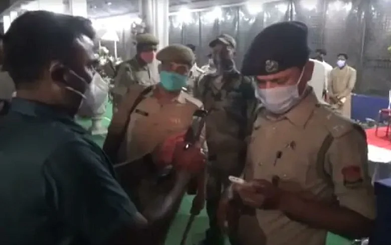 VIDEO - कोरोनाचे नियम मोडले; जिल्हाधिकारी वऱ्हाडींसह पोलिसांवर भडकले
