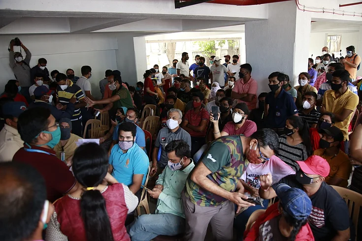 पिंपरीतील रुग्णालयात लसीकरणाचा अभूतपूर्व गोंधळ; सोशल डिस्टन्सिंगचा फज्जा