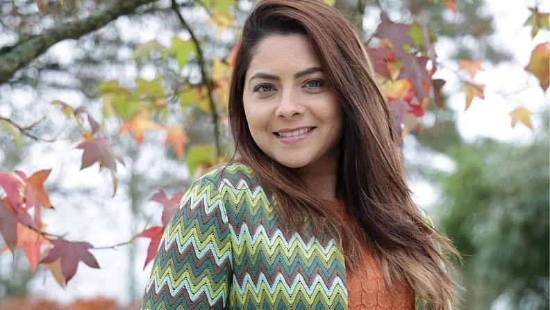 मराठी चित्रपटसृष्टीतील प्रसिद्ध अभिनेत्री सोनाली कुलकर्णी सोशल मीडियावर तिच्या विविध लूकमधील फोटो शेअर करत असते.
