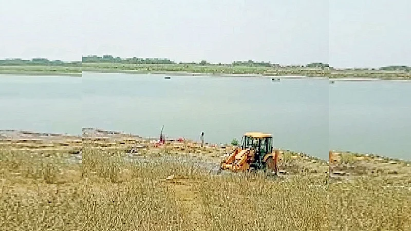 सोडून दिलेल्या मृतदेहांमुळे गंगा मैली
