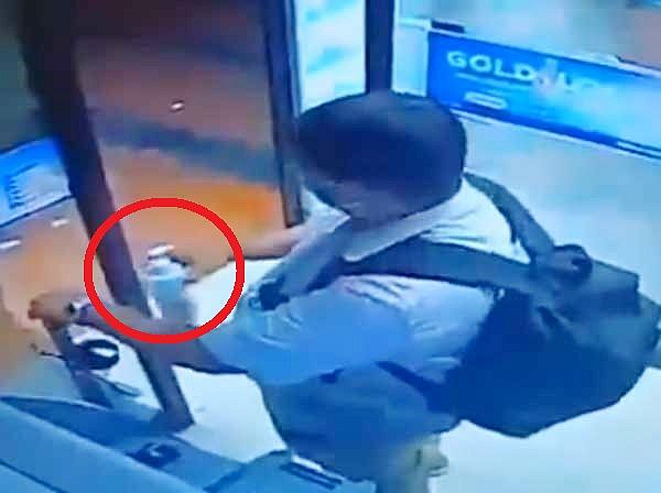 सुधरणार नाहीत! चक्क ATM मधून सॅनिटायझरच चोरलं, Viral Video