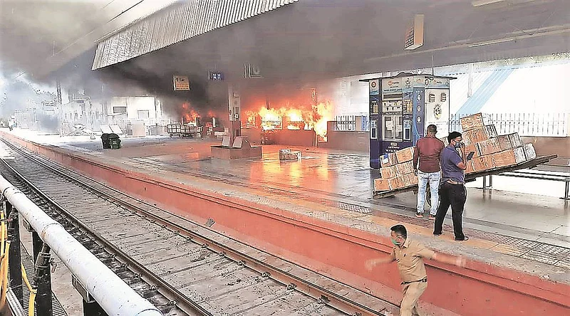 नागपूरच्या रेल्वे स्टेशनवर आग; तीन बंबांच्या मदतीने नियंत्रण