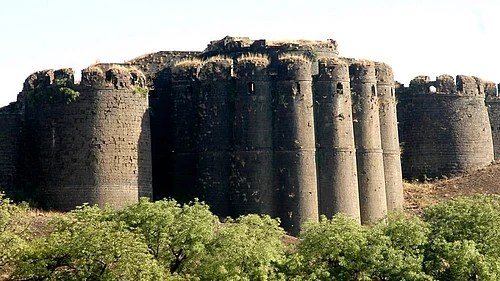 नळदुर्ग शहरास भुईकोट किल्ल्यामुळे मोठे वैभव प्राप्त झाले आहे