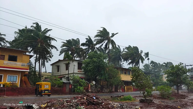 सोसाट्याच्या असा सुटला वारा