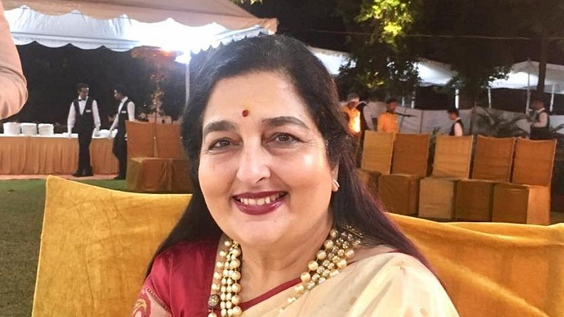 लता मंगेशकरसारखा आवाज-
त्यांची तुलना लता मंगेशकर यांच्याशी केली जाऊ लागली होती. त्याकाळात लता मंगेशकर खूपच लोकप्रिय गायिका होत्या. गुलशन कुमार यांना अनुराधा यांचा आवाज लता मंगशेकर यांच्यासारखा वाटायचा. त्यामुळे त्यांनी आपण फक्त टी सिरिजसाठी गायचं असा निर्णय घेतला.
