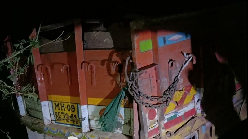 आंबा घाटात ट्रक दरीत कोसळून एक जण ठार