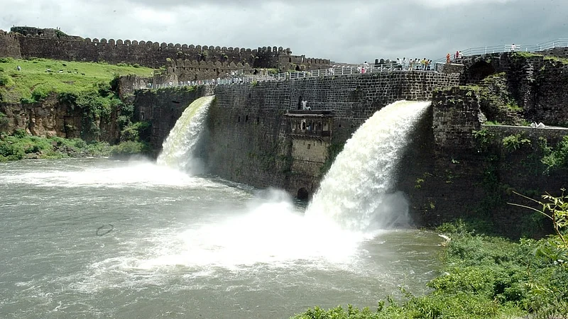राजा नळ व त्यांची पत्नी दमयंती यांच्या भक्तीमुळे श्री खंडोबाचा बाणाईशी नळदुर्ग किल्ल्यात विवाह झाल्याची आख्यायिका आहे