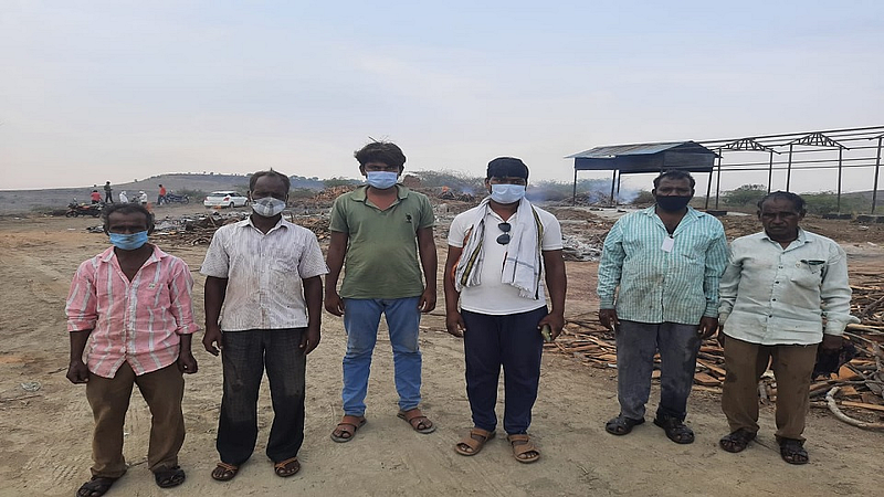 अंबाजोगाईचे कर्मचारी कोविड मृत रुग्णांवर अंत्यसंस्कार करतात.