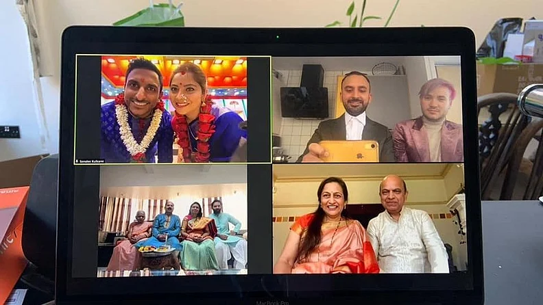 सोनाली आणि कुणालचे आईवडील व्हिडीओ कॉलच्या माध्यमातून या लग्नाला उपस्थित होते.