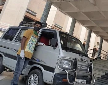 कौतुकास्पद! कोरोनाग्रस्तांसाठी तरुण बनला देवदूत; स्वतःच्या गाडीला रुग्णवाहिका बनवून दिवसरात्र सेवा