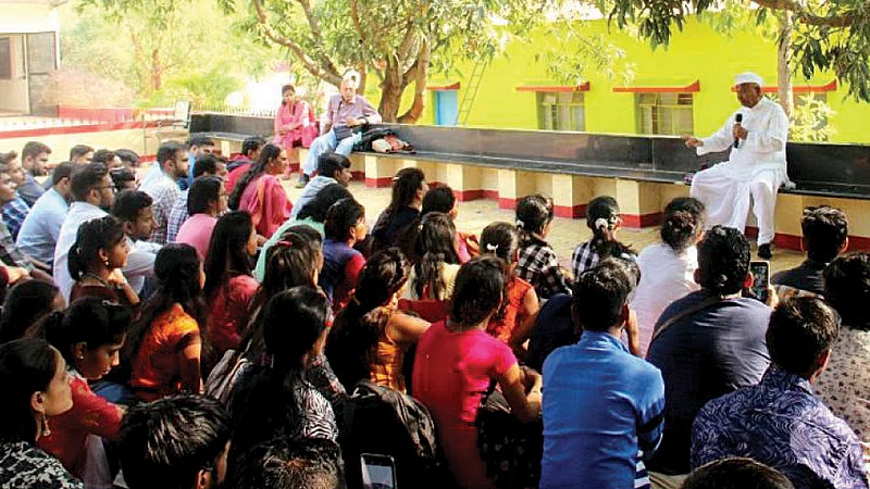 ग्रामविकासासाठी गावाकडे चला !