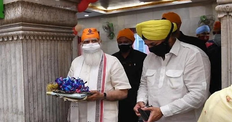 PHOTO : पंतप्रधान मोदी अचानक पोहोचले गुरुद्वारात
