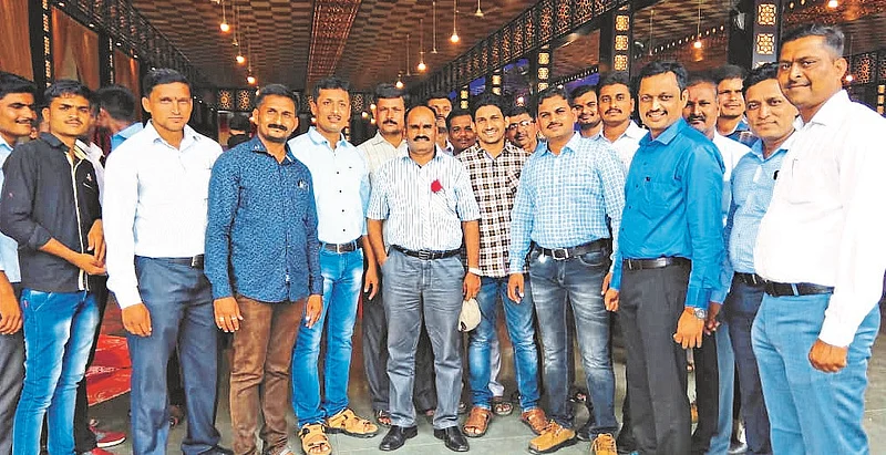 आव्हाडवाडीत फौजदाराचं गाव