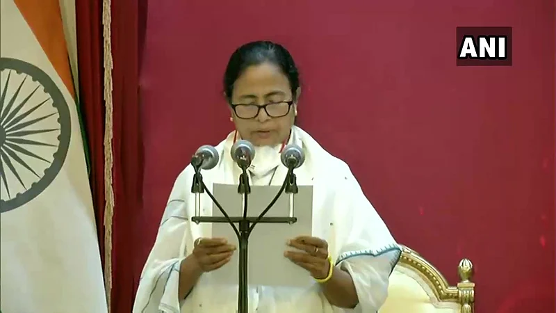 ममतांनी तिसऱ्यांदा घेतली मुख्यमंत्रिपदाची शपथ, मोदींनी दिल्या शुभेच्छा
