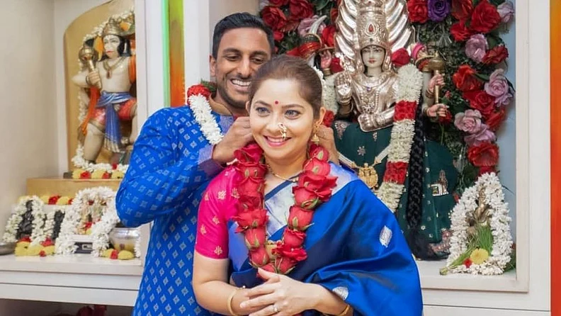 तिथेच ७ मे रोजी एका मंदिरात हे दोघं अत्यंत साध्या पद्धतीने कोणताही गाजावाजा न करता लग्नबंधनात अडकले.