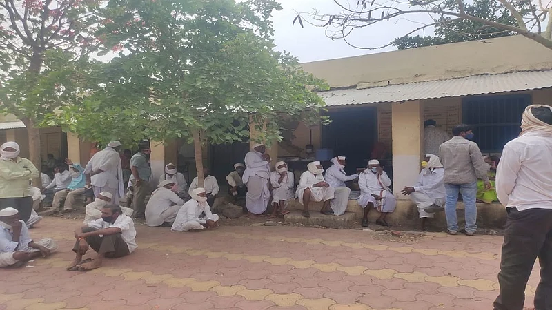 आडुळ (ता.पैठण, जि.औरंगाबाद) : जिल्हा परिषद प्रशालेत लसीसाठी झालेली नागरिकांची गर्दी.