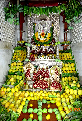 पैठण (जि.औरंगाबाद) : संत एकनाथ महाराजांच्या वाडा मंदिरात अक्षय तृतीयानिमित्त विजयी पांडुरंगाच्या मूर्तीला केशर आंब्याची केलेली आरास.