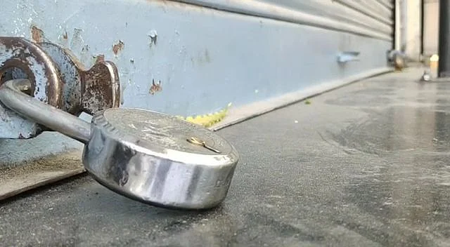 मानवी साखळीद्वारे लॉकडाउनचा निषेध