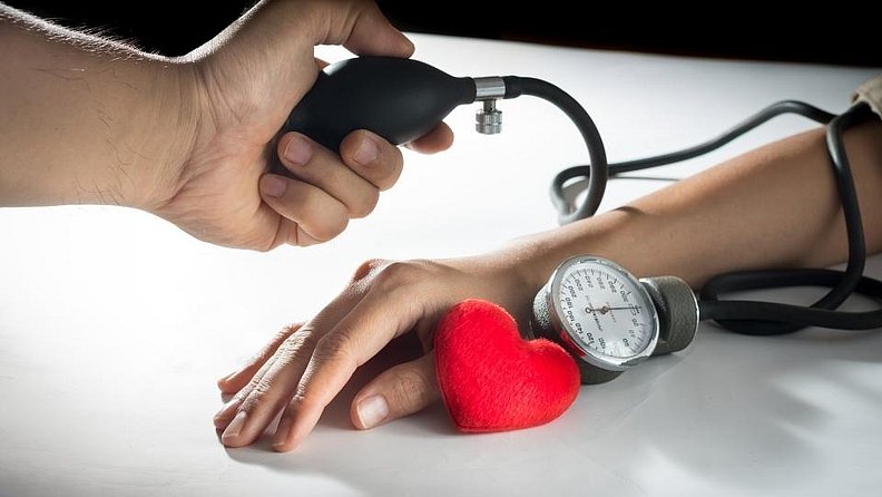 ब्लडप्रेशर पासून मुक्तता:
अंजीरमध्ये असलेल्या पोटॅशियम आणि फायबरमुळे ब्लडप्रेशर कंट्रोल ठेवण्यात मदत होते.