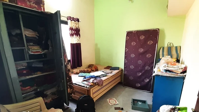 कुटूंब घराच्या गच्चीवर..आणि चोरट्यांची घरात हातसफाई