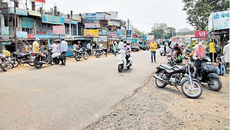 हटला कर्फ्यू, उडाली झुंबड! गर्दीवर नियंत्रण मिळवणे झाले अवघड