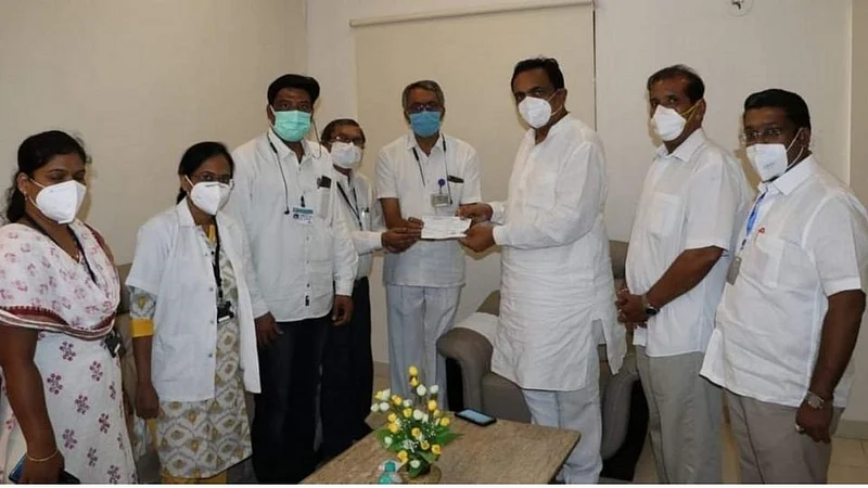 जयंत पाटीलांनी दिले दहा लसींचे पैसे! प्रकरण आहे तरी काय?