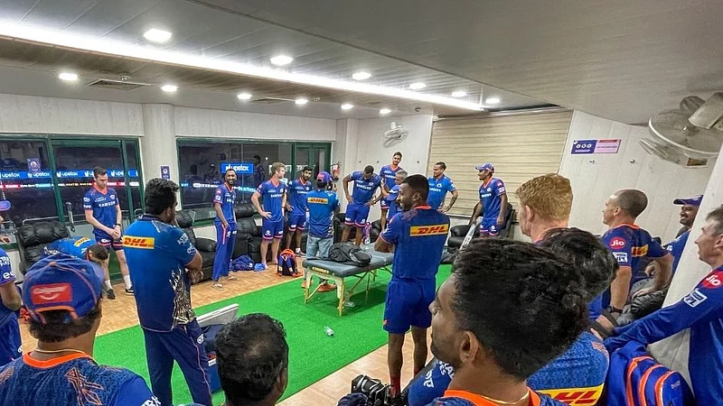 VIDEO : ड्रेसिंग रुमध्ये मॅच विनर पोलार्डचं जंगी स्वागत