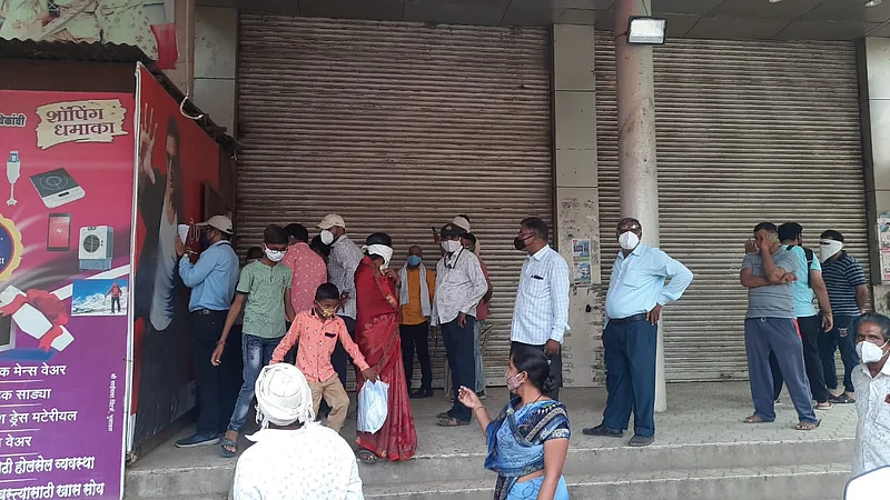अरे देवा..शटर बंद आणि शाॅपिंग मॅाल मध्ये ग्राहकांची जत्रा !