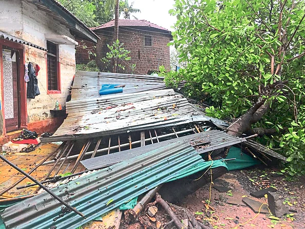 सिंधुदुर्गात घरावरील पत्रे उडून गेले