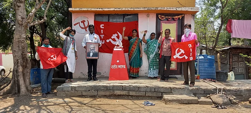 महाराष्ट्र दिना निमित्ताने नांदेड सीटू कार्यालयात शहिद क्रांतिकारकांना अभिवादन !