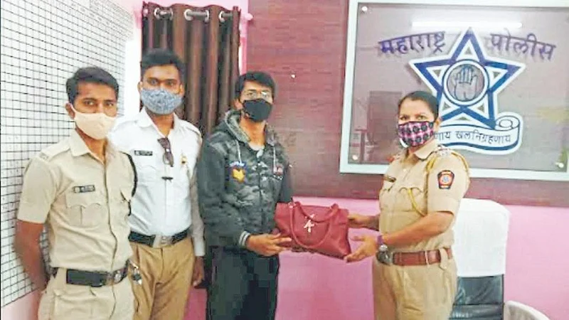 Traffic Police Returned Purse On Tasawade Toll Plaza