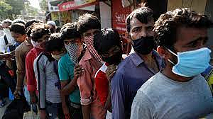 लसीकरणाचे नियोजन बिघडले; गर्दीत कोरोना नियम पायदळी