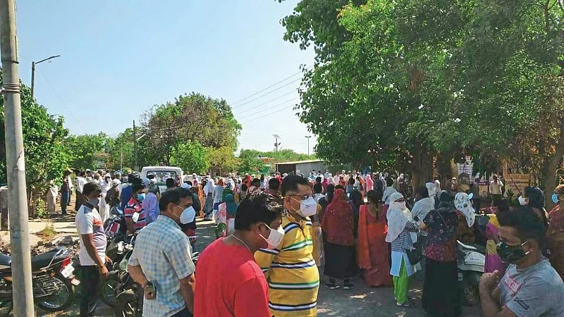 800 लसींसाठी 4000 जणांनी मध्यरात्रीपासून लावल्या रांगा, आटपाडीतील प्रकार