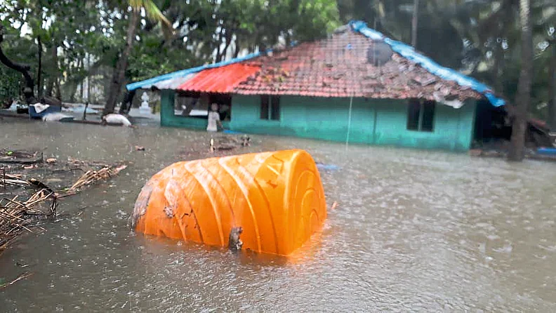 सिंधुदुर्गात घरावरील सिंटेक्स वाऱ्याने आला रोडवर