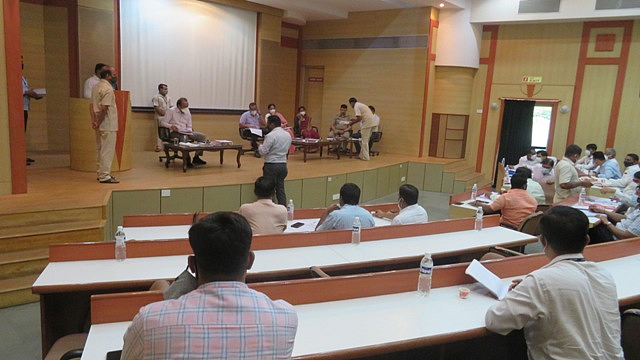 तिसऱ्या लाटेचा विचार करुन नियोजन करा : अजित पवारांच्या सूचना