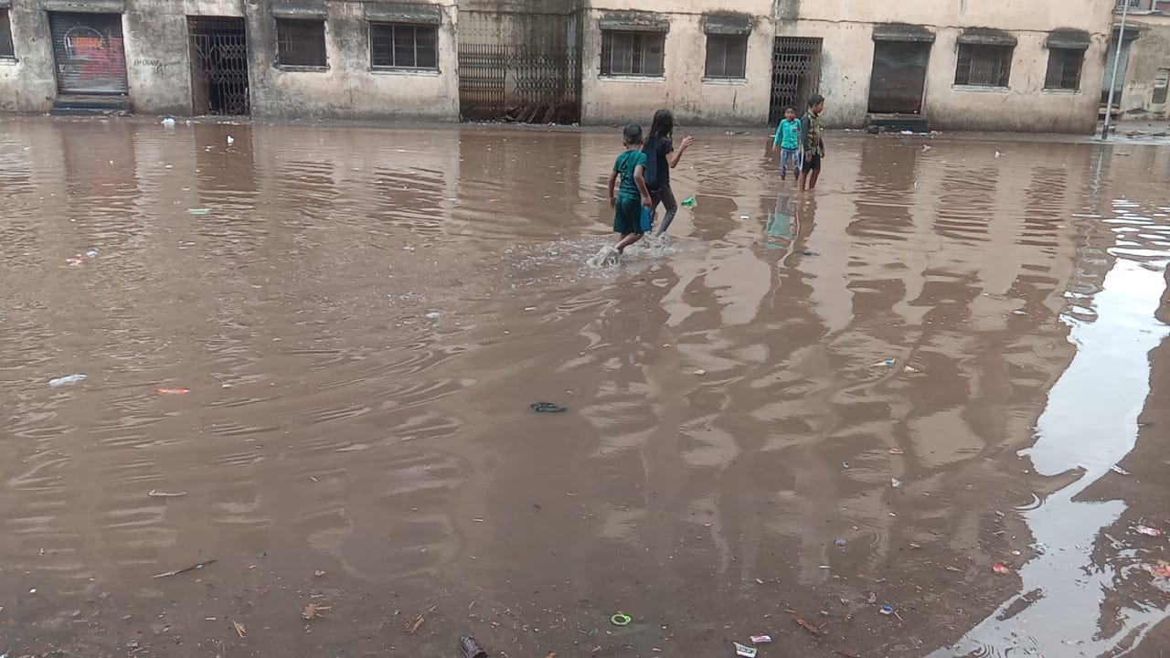 धारावतील सखल भागात पाणी साचले