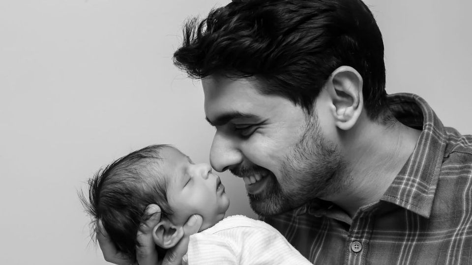 'अर्जुन, बाबाचं तुझ्यावर खूप प्रेम आहे', असं कॅप्शन देत आरोहने हा फोटो पोस्ट केला आहे.